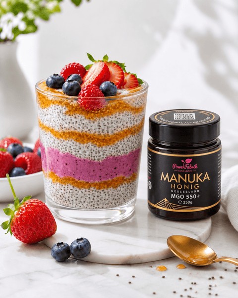 Chia-Pudding mit Beeren und Manuka Honig - PowerFabrik
