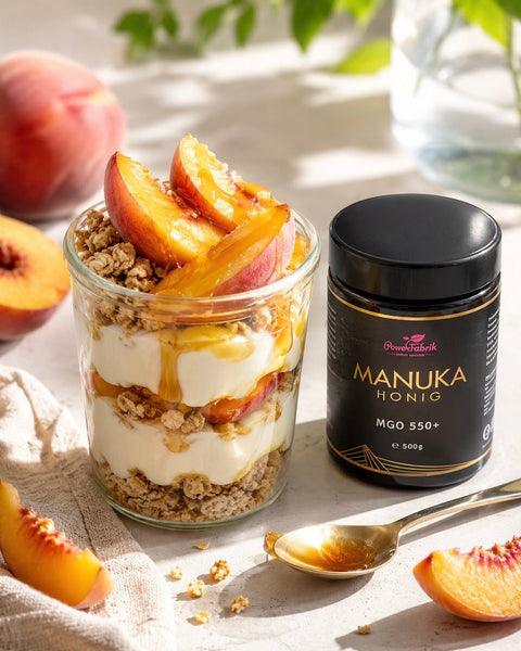 Joghurt mit Pfirsich, Granola und Manuka Honig - PowerFabrik